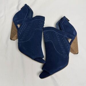 Vince Camuto Ebelin Navy Suede Peep Toe Booties Size 7 Laser Cut Block Heel